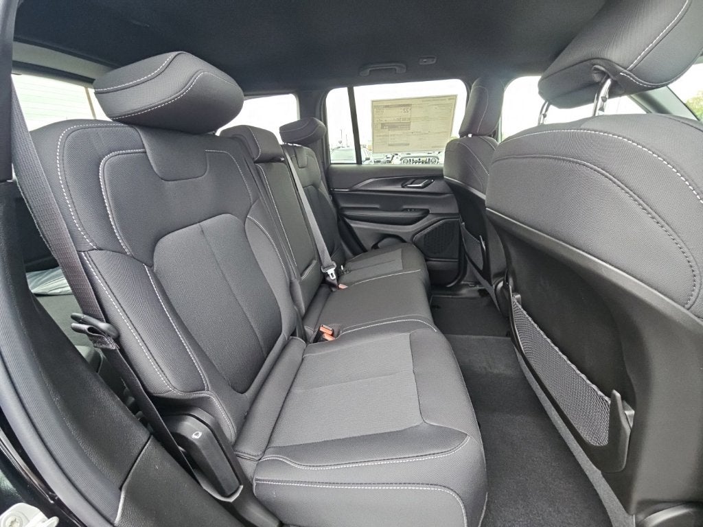 2027 Jeep Grand Cherokee GRAND CHEROKEE LAREDO 4X4