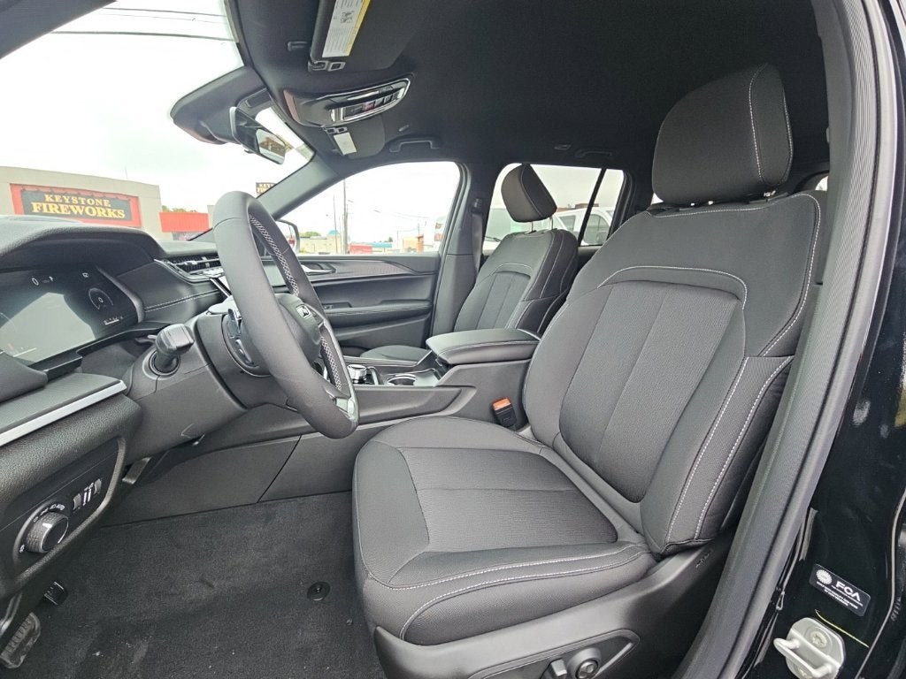2027 Jeep Grand Cherokee GRAND CHEROKEE LAREDO 4X4