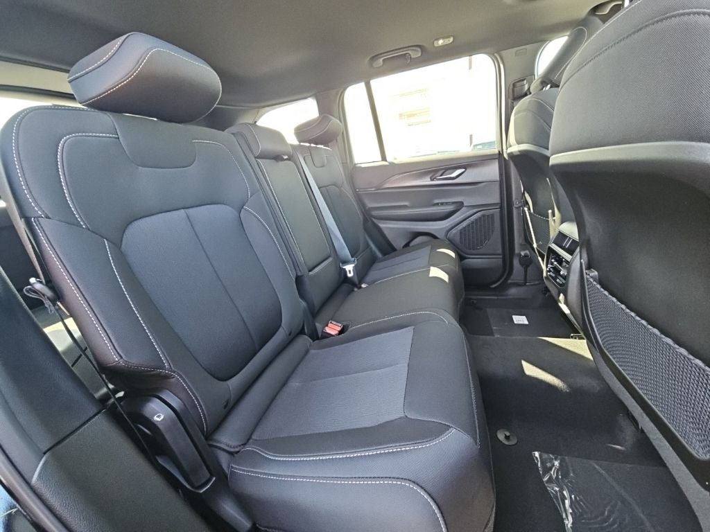 2027 Jeep Grand Cherokee GRAND CHEROKEE LAREDO X 4X4