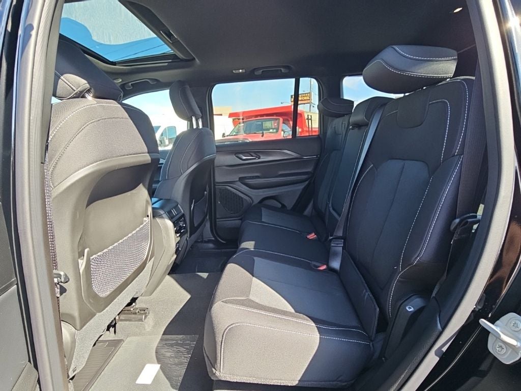 2027 Jeep Grand Cherokee GRAND CHEROKEE LAREDO X 4X4
