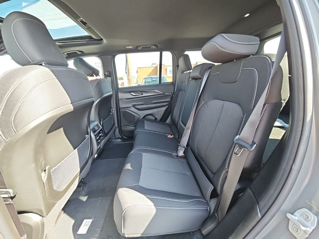 2027 Jeep Grand Cherokee GRAND CHEROKEE LAREDO X 4X4