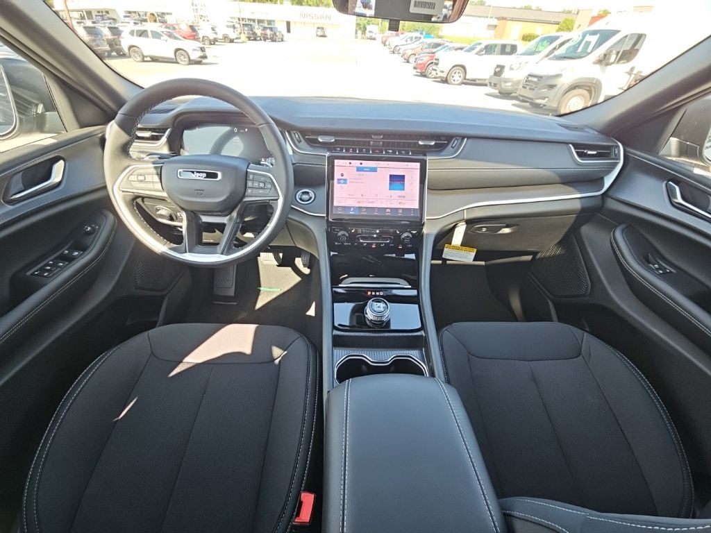 2027 Jeep Grand Cherokee GRAND CHEROKEE LAREDO X 4X4