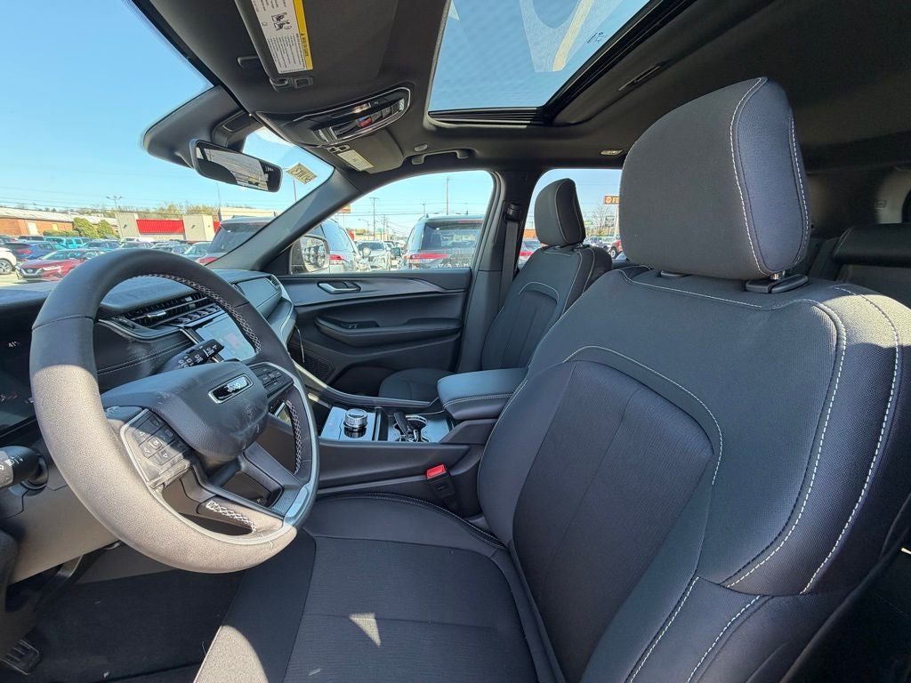 2025 Jeep Grand Cherokee GRAND CHEROKEE LAREDO X 4X4