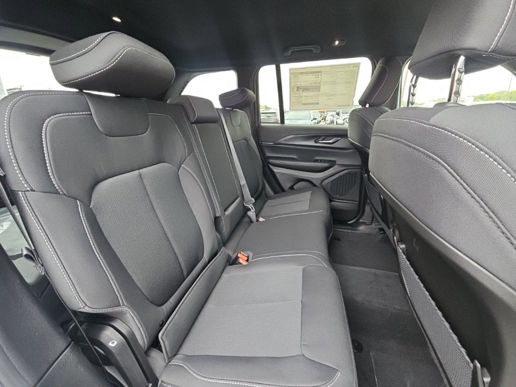 2027 Jeep Grand Cherokee GRAND CHEROKEE LAREDO 4X4