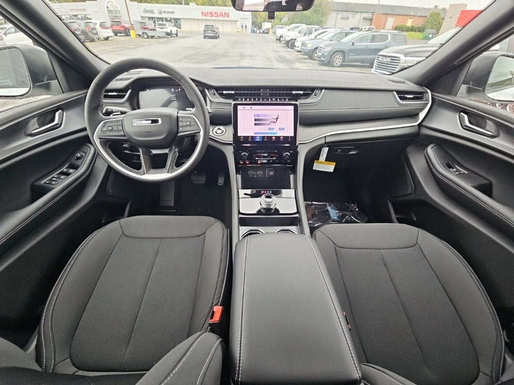 2027 Jeep Grand Cherokee GRAND CHEROKEE LAREDO 4X4