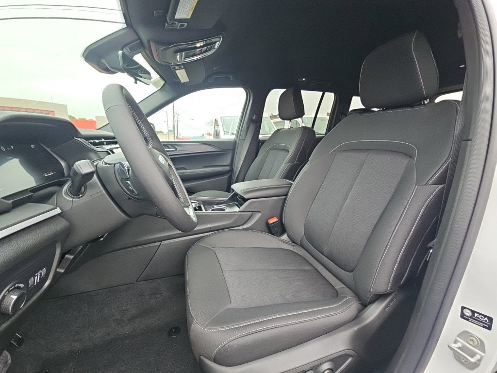 2027 Jeep Grand Cherokee GRAND CHEROKEE LAREDO 4X4