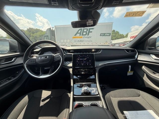 2025 Jeep Grand Cherokee GRAND CHEROKEE L LAREDO 4X4