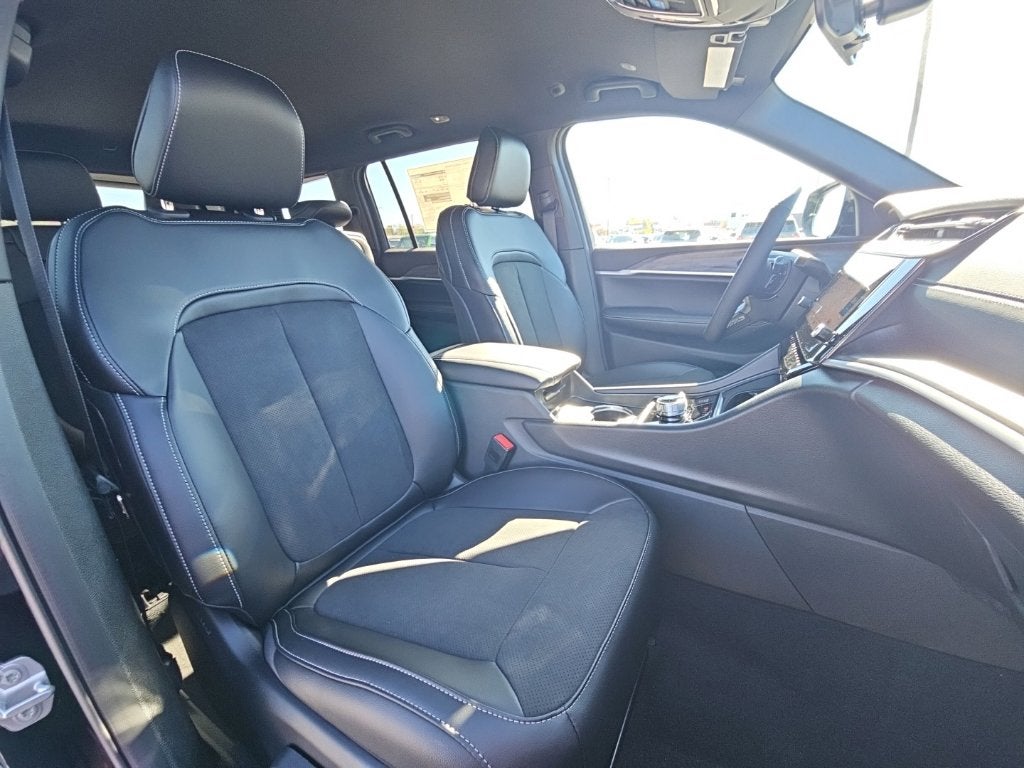 2027 Jeep Grand Cherokee GRAND CHEROKEE L LAREDO ALTITUDE 4X4