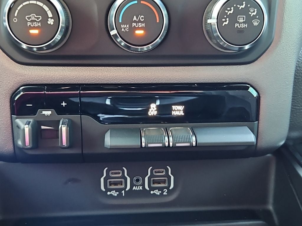 2024 RAM 1500 Big Horn Crew Cab 4x4 5'7' Box