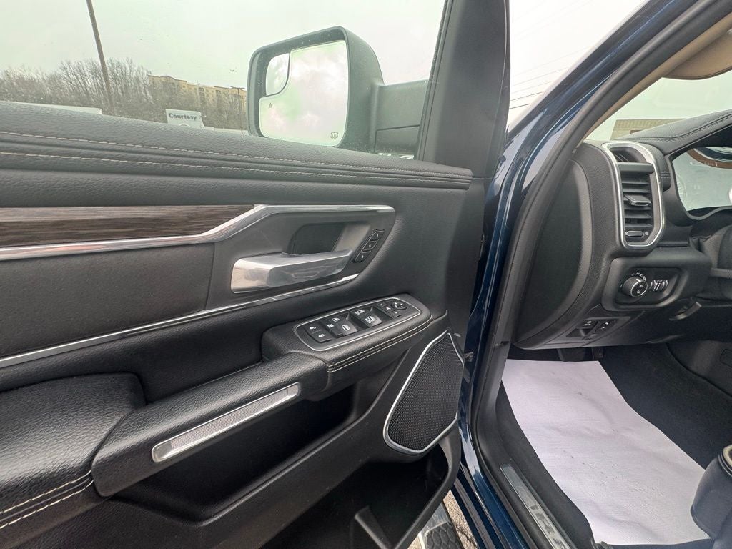 2020 RAM 1500 Laramie Crew Cab 4x4 5'7' Box