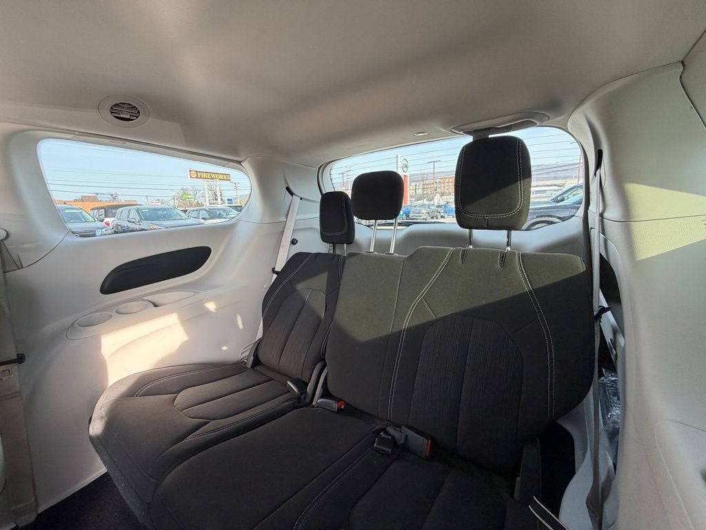 2024 Chrysler Voyager LX