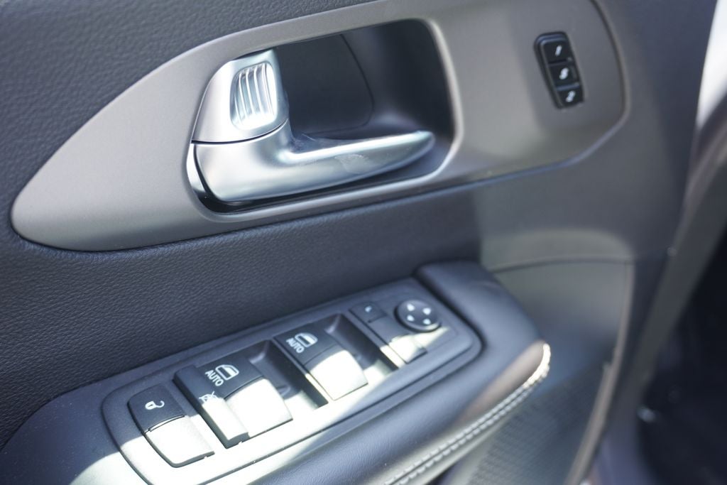 2027 Chrysler Pacifica PACIFICA SELECT AWD