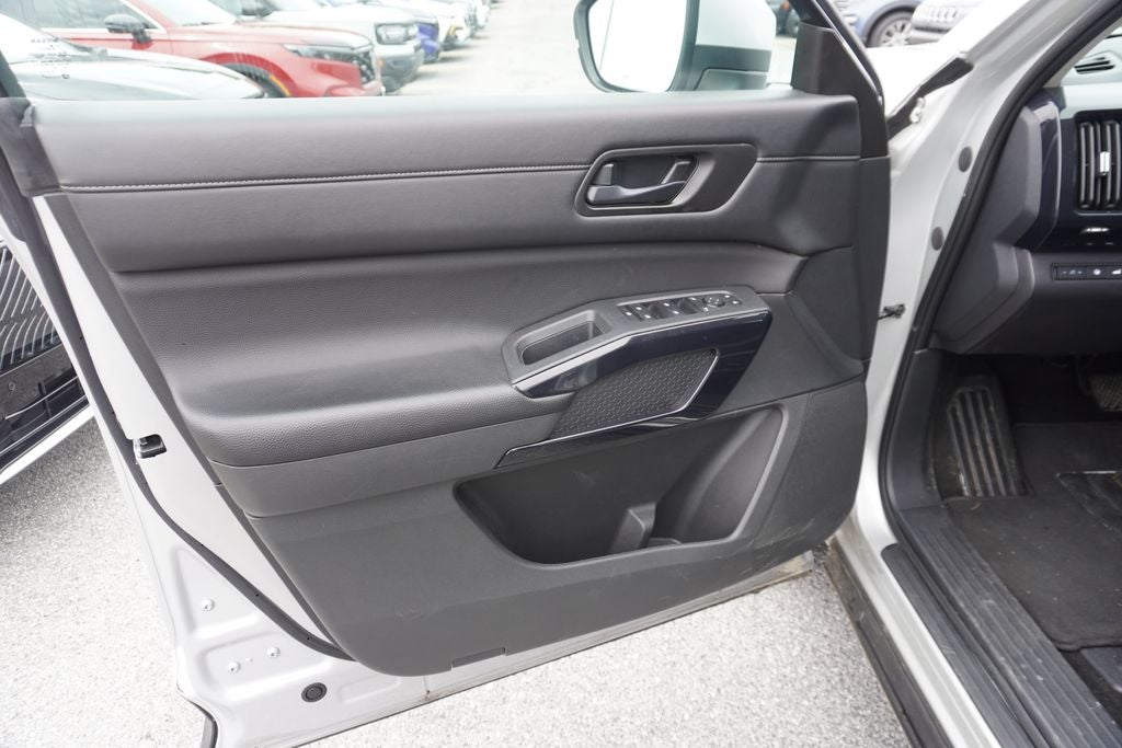 2025 Nissan Pathfinder SV 4WD