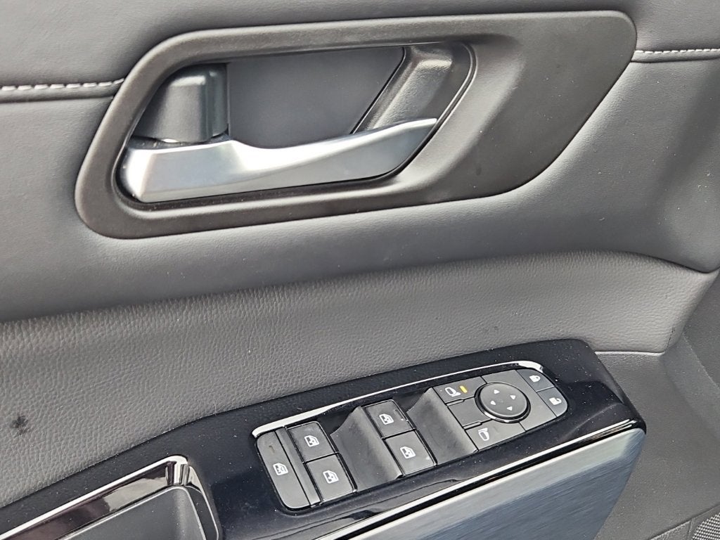 2025 Nissan Pathfinder SL 4WD
