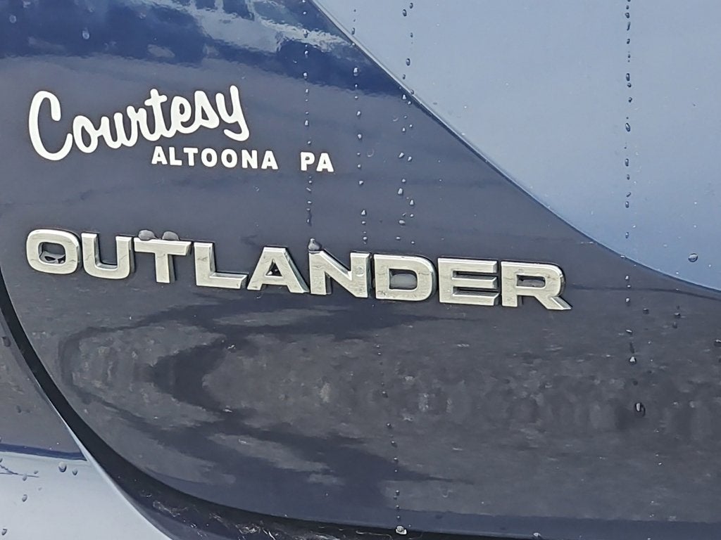 2022 Mitsubishi Outlander Base