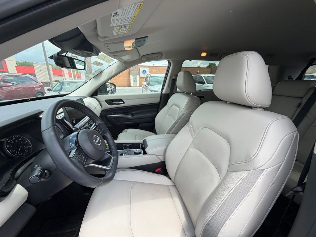 2025 Nissan Pathfinder SL