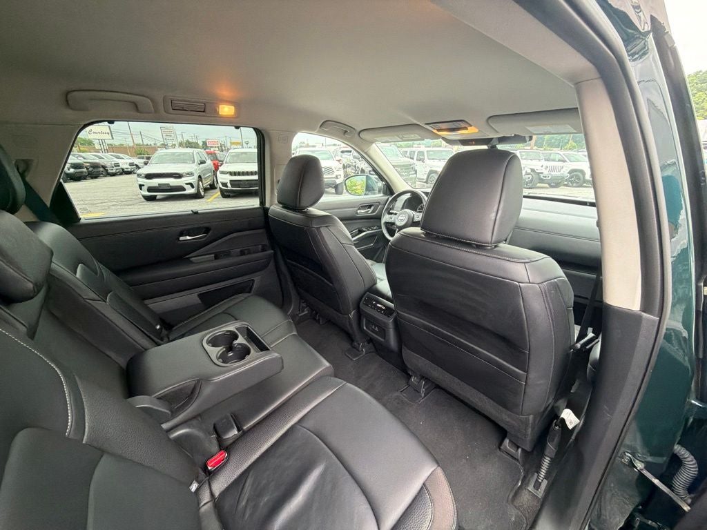 2025 Nissan Pathfinder SL