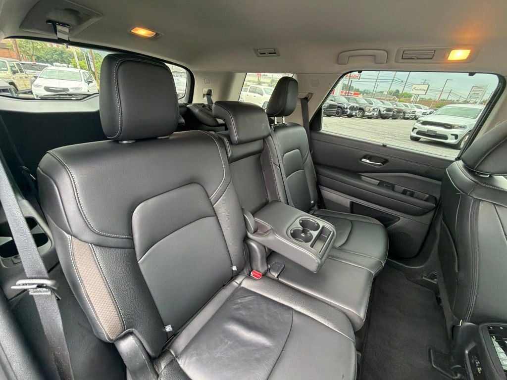 2025 Nissan Pathfinder SL