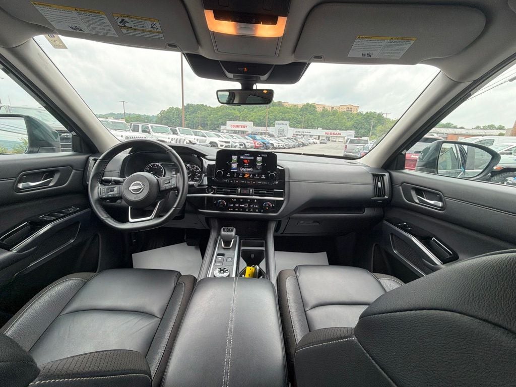 2025 Nissan Pathfinder SL
