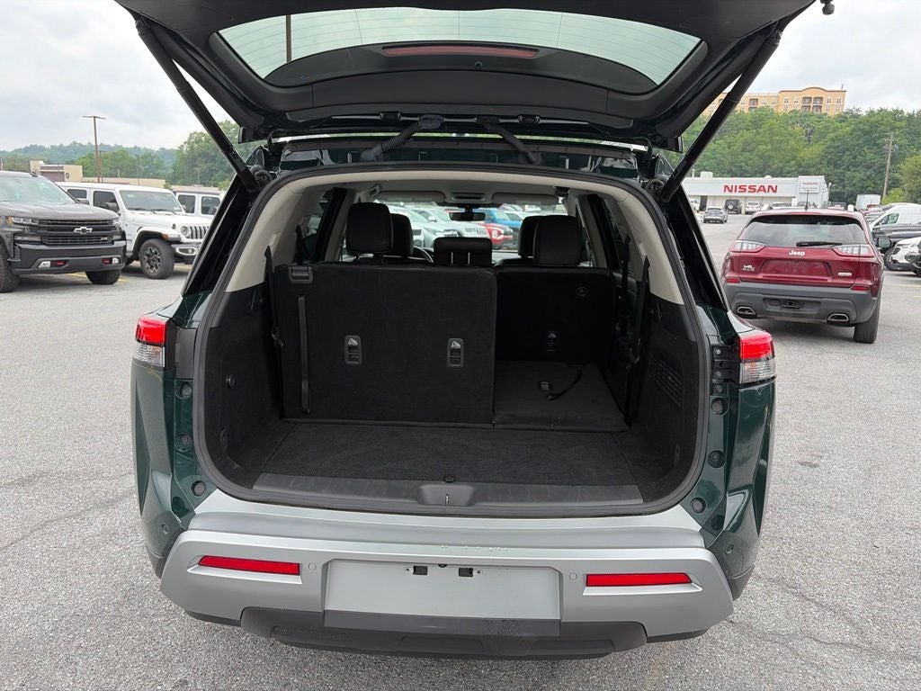 2025 Nissan Pathfinder SL
