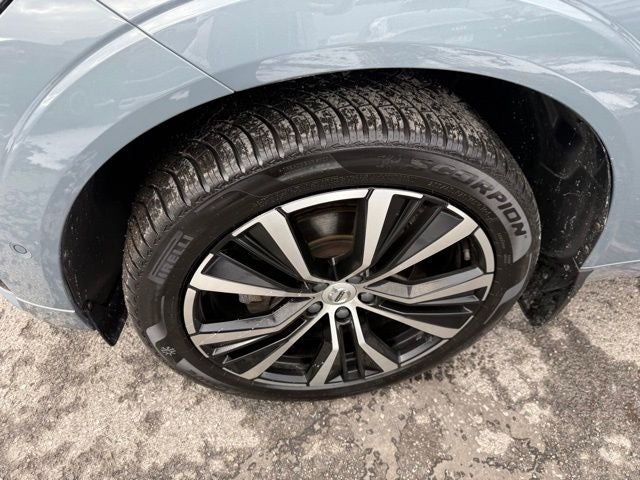 2023 Volvo XC60 B5 Plus Dark Theme